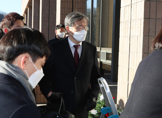 윤석열 검찰총장에 대한 검사징계위원회 2차 심의가 열리는 15일 오전 정부과천청사에서 한동수 대검찰청 감찰부장이 법무부 청사로 들어가고 있다.  연합뉴스